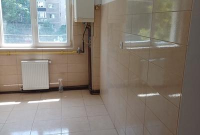 Crangasi, 150 m de metrou, apartament 3 camere decomandate - 1