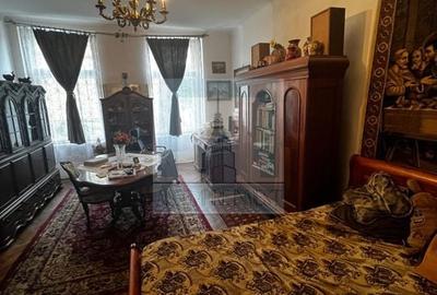 Apartament cu 3 camere decomandat în Centrul Istoric