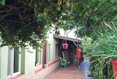 Casă cu 5 camere în Rahova