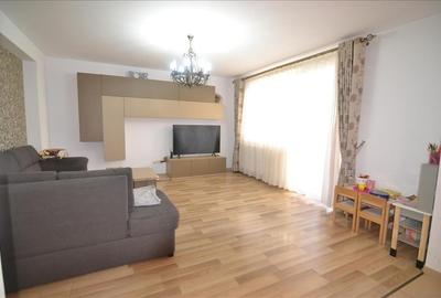 Apartament cu 3 camere decomandat în Tractorul - 24