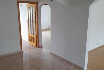 Apartament trei camere decomandat, etaj patru bloc 1986, centrala, simplu, liber - 2