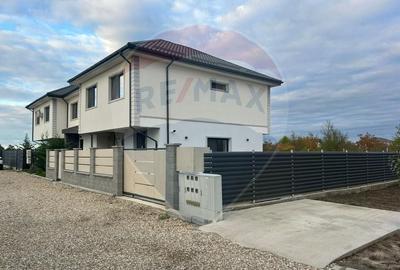 De vanzare Casa / Vila cu 4 camere - 1