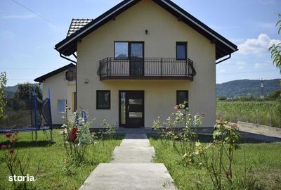 Casă cu 4 camere cu Teren 178 Mp în Central - 1