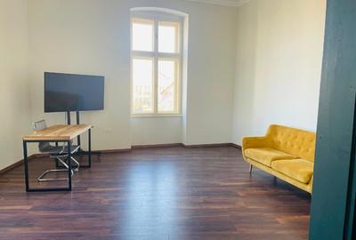Apartament cu 3 camere semidecomandat, mobilat în Sinaia - 1