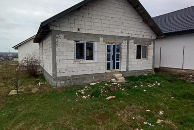 Casă cu 3 camere cu Canalizare în Valu lui Traian