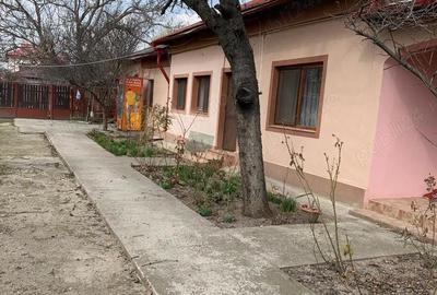 Casă cu 4 camere cu Teren 1190 Mp în Central