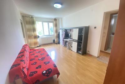 Apartament cu 4 camere semidecomandat, mobilat în Rahova