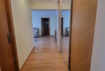 Apartament cu 3 camere semidecomandat, mobilat în Titan
