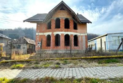 Casă cu 5 camere cu Teren 1900 Mp în Arcalia - 1