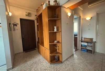 Apartament cu 3 camere decomandat, mobilat în Dacia