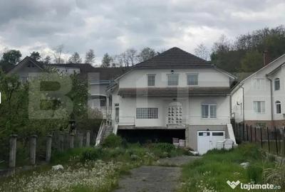 Casă cu 7 camere cu Teren 1000 Mp în Central - 1