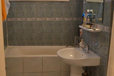 Apartament cu 3 camere semidecomandat în Calea București