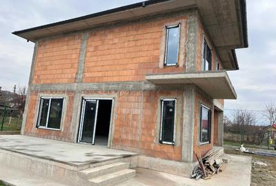 Casă cu 4 camere în Central