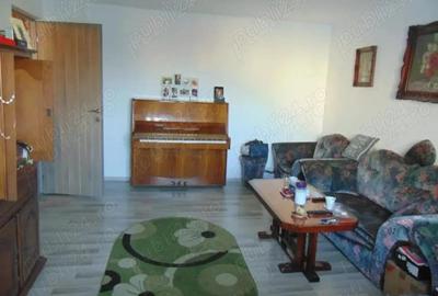 Apartament de vanzare 3 camere decomandat , situat in Zona Lunei - 1