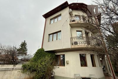 Casă individuală cu 8 camere cu Canalizare în Apărătorii Patriei - 1