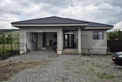 Casa noua cu 4 camere de vanzare in Ernei, 14 ari teren!