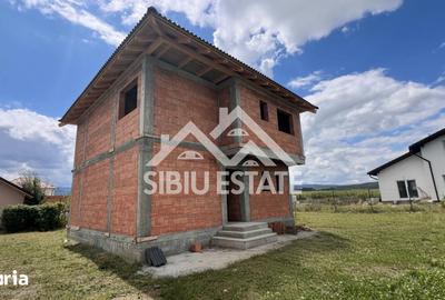 Casă cu 4 camere cu Teren 570 Mp în Cristian