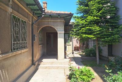 Coiciu - Trocadero - teren 325 mp + casa chirpic si caramida