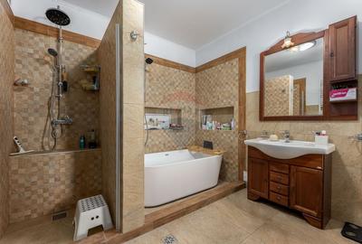 Vilă cu parc, piscină, jacuzzi și foișor, panouri fotovoltaice - 22