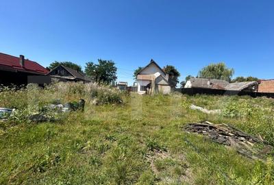 Teren ingradit si casa la rosu - 1