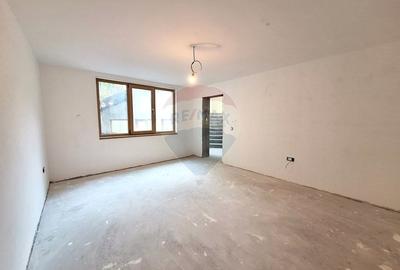 Casă / Vilă la gri aproape gata sa devina " acasa" ! - 11