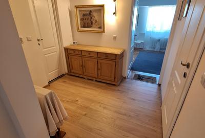 3 camere Piata Centrala 85mp mobilat bloc din 1994 etaj 4 cu pod 109000Euro