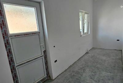 Vând apartament cu o camera, la casa + baie proprie - zona centrala - 6