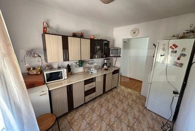 Apartament decomandat cu 3 camere, 70 mp, zona Cetate