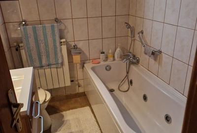Vila Vatra Luminoasa, parter si etaj, curte libera, parcare, mobilat - 9