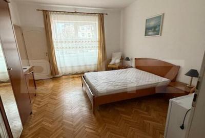 Casă cu 10 camere cu Teren 380 Mp în Spitalul Județean