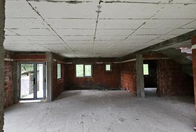 Casă cu 5 camere cu Teren 1067 Mp în Central