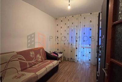 Apartament cu 3 camere decomandat, mobilat în Micro 3 - 3