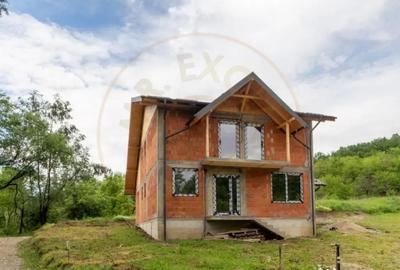 Casă cu 5 camere cu Garaj în Băbana