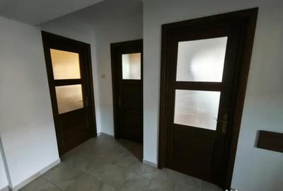 Spațiu comercial, de 50 mp, în Central - 3