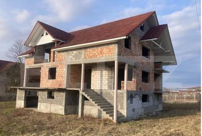 Casa de vanzare la ro?u,500 mp utili poten?ial Unic, loc - 7