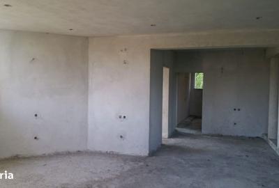 Casă cu 10 camere cu Canalizare în Central - 2