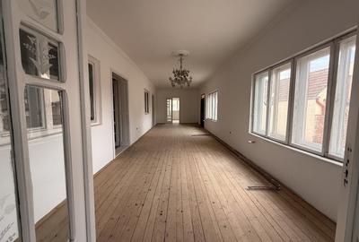 Casă individuală cu 6 camere cu Canalizare în Central - 2