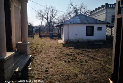 De vanzare (de inchiriat) , in zona centrala, casa cu curte de 1100mp - 2