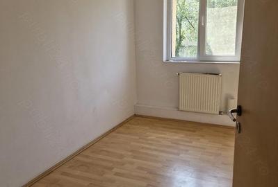 Apartament cu 3 camere decomandat în Girocului