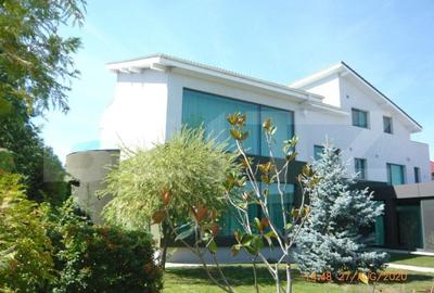 Vila, 8 camere, 790 mp utili, zona Lunei