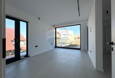 Casă cu 8 camere cu Teren 700 Mp în Faleza Nord - 10