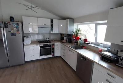 Casă cu 7 camere cu Teren 2203 Mp în Sântion - 10