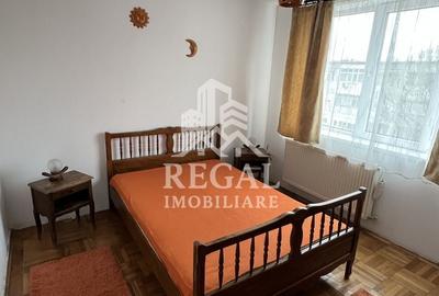 Apartament cu 3 camere decomandat, mobilat în Micro 4 - 5