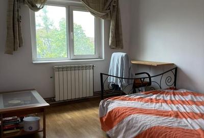 Apartament cu 3 camere decomandat în Lipovei