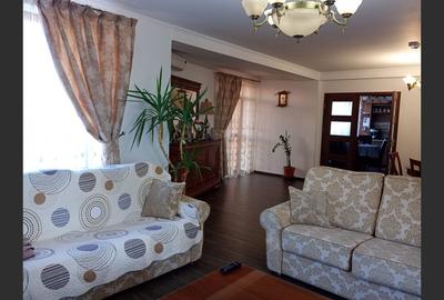 Casă cu 5 camere cu Canalizare în Central - 9