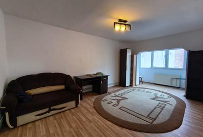 Apartament cu 3 camere decomandat în Astra