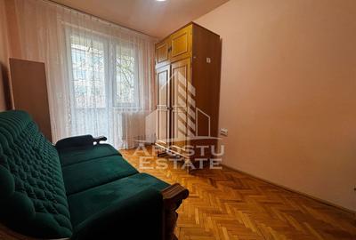 Apartament cu 3 camere semidecomandat, mobilat în Central