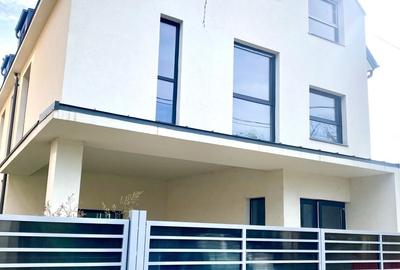 Casă cu 10 camere în Băneasa