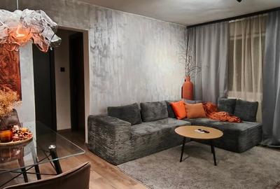 Apartament cu 3 camere semidecomandat, mobilat în Romanilor