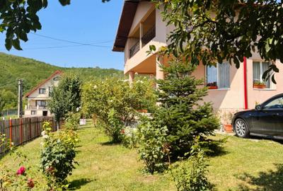 Casă cu 4 camere cu Teren 1612 Mp în Central - 1